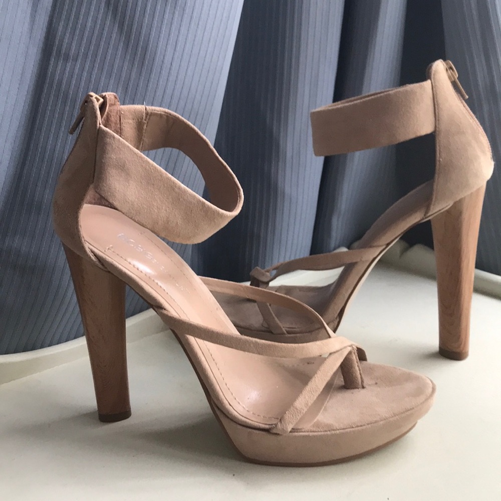 Strappy wood grain heel